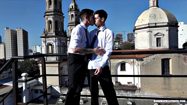 Эдвин и Сезар не сдерживают страсть и идут до конца друг с другом