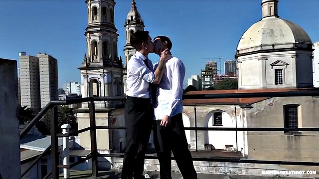 Эдвин и Сезар не сдерживают страсть и идут до конца друг с другом