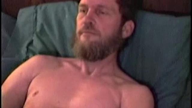 деревенский мужик бросил крышу ради смачного дрочева, а дон - просто зритель