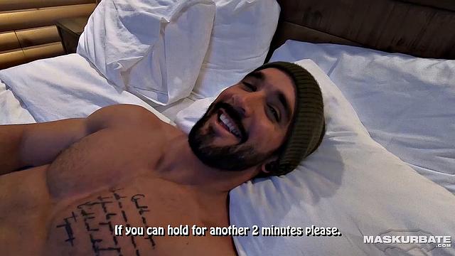 Зэк Лемек дрочит в одиночку и показывает мощный член