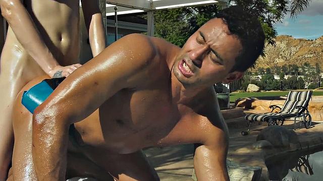 татуированная транса жёстко дерёт массажиста у бассейна и получает мощный дроч