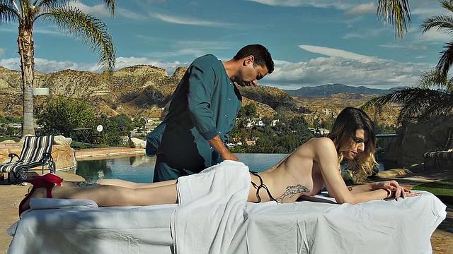 татуированная транса жёстко дерёт массажиста у бассейна и получает мощный дроч