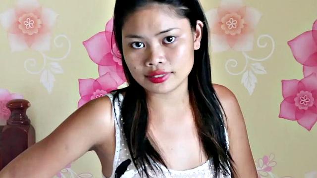 Филиппинка позирует голой и получает кремпай на улице