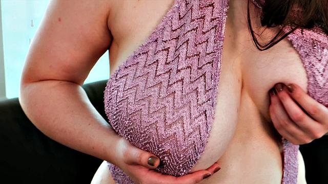 Диана Айсли шокирует грудью и взглядом настоящей охотницы