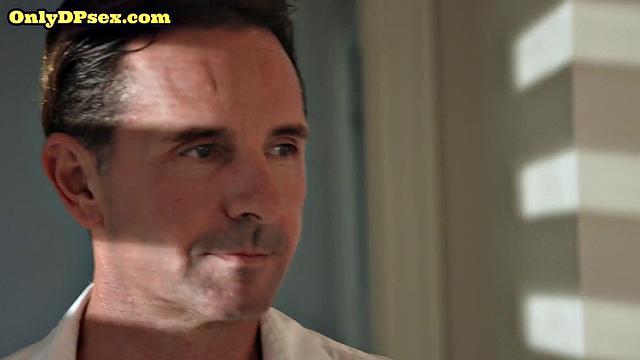 Красивая брюнетка в белье принимает два члена в жарком групповом сексе, сначала глубоко сосет и отдается в анал и вагину одновременно.