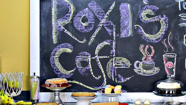 роскошная roxi red устраивает шоу с натуральными сиськами в кафе