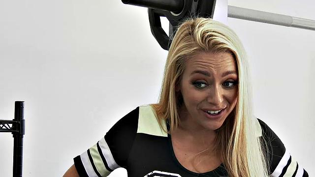 Бюстистая блондинка довела квотербека Деру до оргазма - всё гладко и без компромиссов