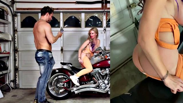 Сочная грудь на мотоцикле, потом страстно скачет на толстом члене