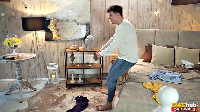 Кайра Кампен трахает себя огромным дилдо, а потом скачет на члене Майкла Флая до оргазма!