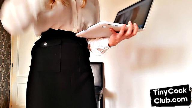 Британская молодая домина унижает крошечные члены грязными словами