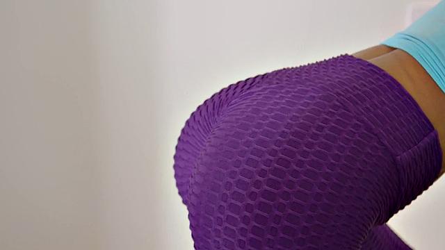 Big-titted ebony babe 3way strapon fucked after playing