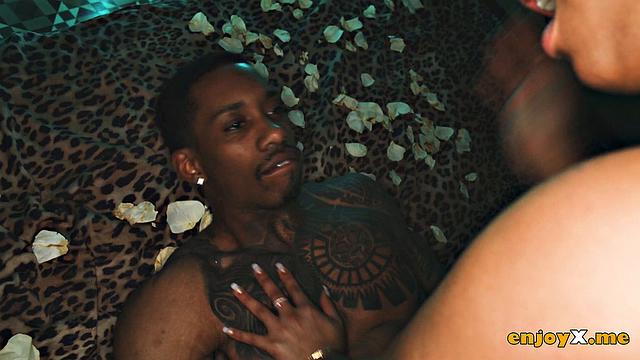 Selva Lapiedra, a black-haired Brazilian pornstar, rails Jesus Reyes' meaty guy