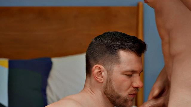 Bareback jock assfucked in bed by BF till facial