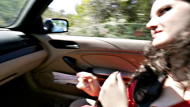 брюнетка в футболке меняет плохую ночь на мощный секс в тачке