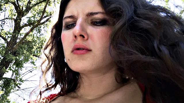 брюнетка в футболке меняет плохую ночь на мощный секс в тачке