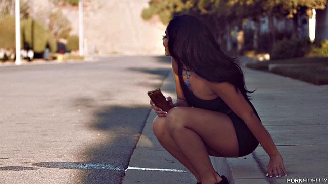 Селена Санта выходит в город за свежей спермой - райское наполнение