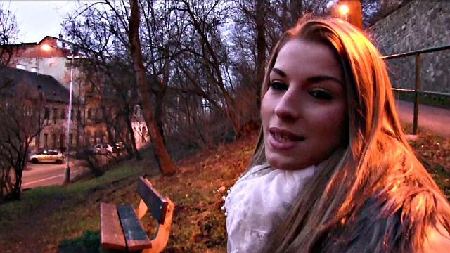 блондинка учуяла бабки и тут же дала посреди природы