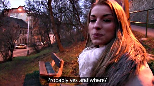 блондинка учуяла бабки и тут же дала посреди природы