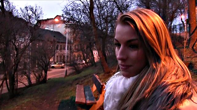 блондинка учуяла бабки и тут же дала посреди природы