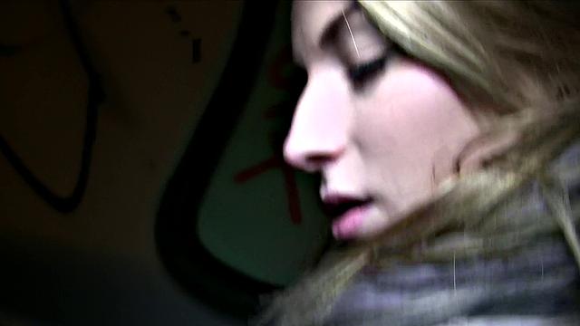 блондинка учуяла бабки и тут же дала посреди природы