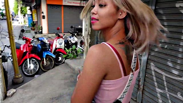 блондинистая тайка шутит про белый член - потом заглатывает без слов