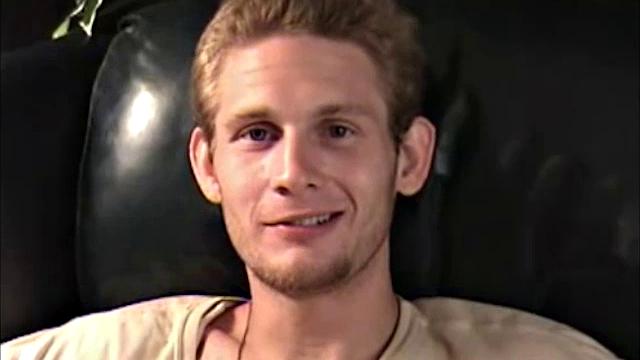 зрелые руки доводят джошуа до мощного выброса