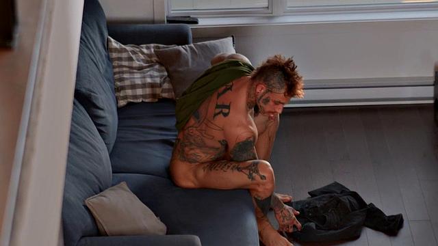 мужик в сетке ловит тру без резины, а потом добивает рукой