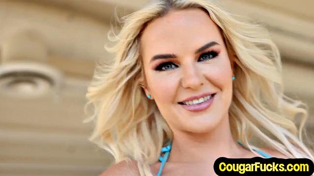 Insatiable sportive cougar rimmed by trainer