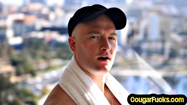 Insatiable sportive cougar rimmed by trainer