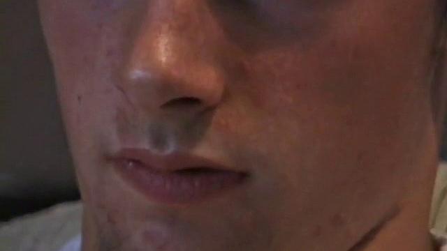 Скейтер Винс О'Нил возвращается после долгого катания. Хотел подцепить девчонок в скейт-парке, но вернулся с пустым. Помогает друг, и они вместе выжимают сперму.