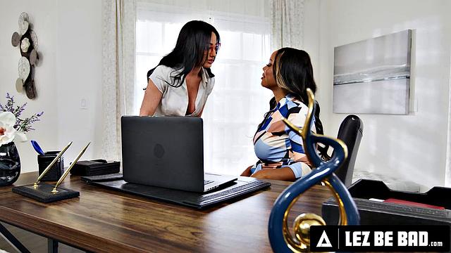 Лесбийская сборка с Jennifer White, зрелые соблазнительницы играют грубо и жёстко вместе с August Skye и Scarlett Alexis, страпон и страсть в каждой сцене.