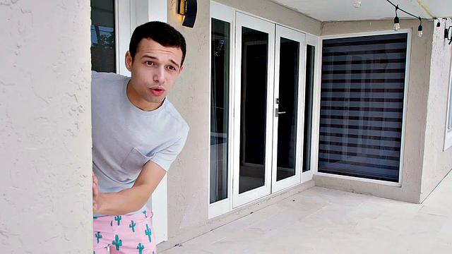 Сводная сестра заглатывает по самой гланды и скачет на члене в бешеном тройничке у бассейна