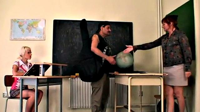 Schoolgirl in trio gets her pussy licked