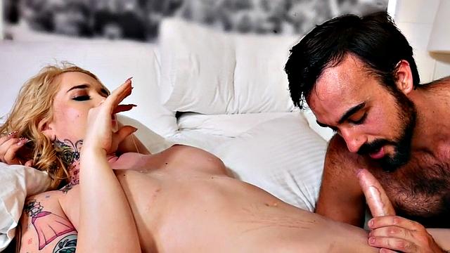 Tattooed ts cums from barbeack anal after massage