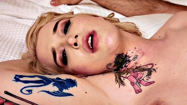 Tattooed ts cums from barbeack anal after massage