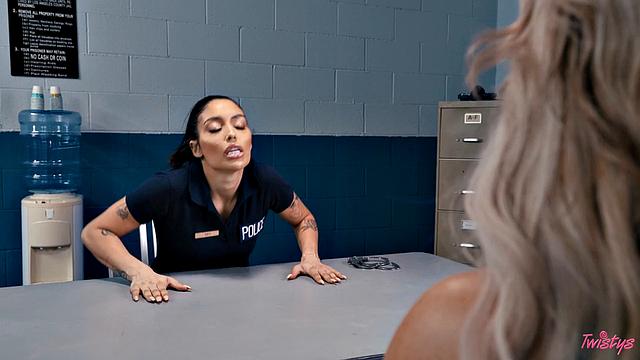 Ванесса Скай допрашивает Кэйли Ганнер и устраивает лесбийский секс в участке.