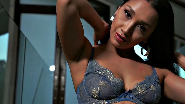 смотри как vicki chase ловит сперму на лицо и трахается раком