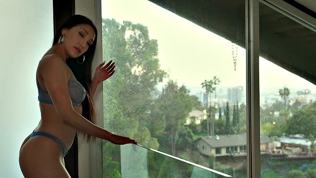 смотри как vicki chase ловит сперму на лицо и трахается раком