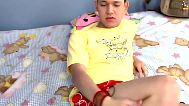 We look in on Latin twink Blasio, who is relaxed on his bed and ready to jerk off. The horny young man quickly gets naked and shows us his bubble butt before getting down to business.