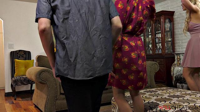 Пока муж скучает в кресле, Heather Vahn и Alix Lynx громко веселятся друг с другом на глазах у него - вот это урок для неудачника!