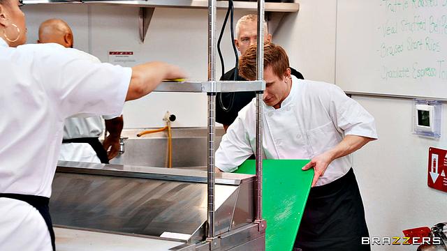 Лили Лу рискует огромной попой на кухонной стойке, а Мик Блу уже целится - пять звёзд за анальный экшен с юмором, как на дегустации, только вместо еды - задница!