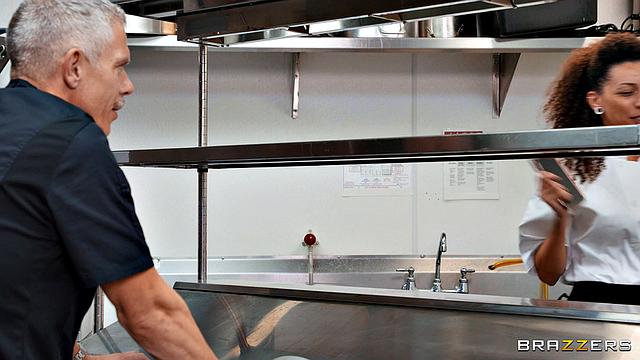 Лили Лу рискует огромной попой на кухонной стойке, а Мик Блу уже целится - пять звёзд за анальный экшен с юмором, как на дегустации, только вместо еды - задница!