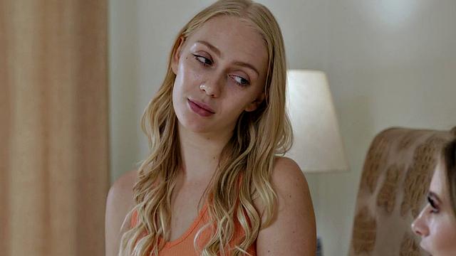 Sapphic babe pussylicking in 69