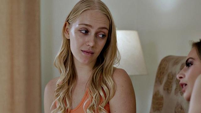 Sapphic babe pussylicking in 69