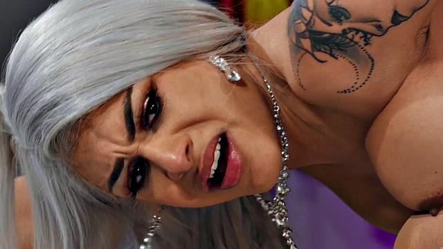 Блондинистая транса с сиськами сперва отсасывает, потом шпилится голышом с парнем