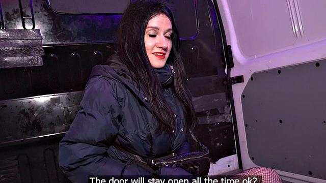 фейковый священник жёстко дрочит зрелую и трахается на улице