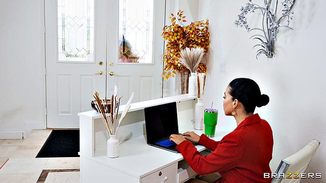 милфа расслабилась в сауне, а получила двойной массаж по-взрослому