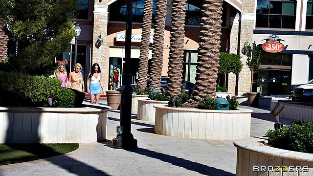 милфа расслабилась в сауне, а получила двойной массаж по-взрослому