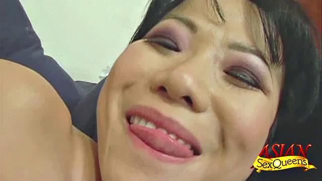 У Niya Yu анальный дебют: член борется с дилдо за вход