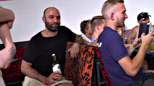 блондинка-оторва кончает на баре, а зеваки ржут, как она сосёт по-глубокому